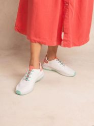 Buty sportowe damskie TBS Jazwave. Czerwone buty sportowe na co dzień damskie Tbs, bez wzorów, z materiału. Za 402.50 zł.