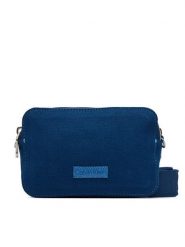 Calvin Klein Torebka Webbing Strap Canvas Camera Bag LV04F3385G Niebieski. Niebieskie listonoszki damskie CALVIN KLEIN, bez wzorów, z materiału, bez dodatków. Za 369.99 zł.