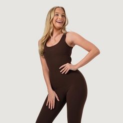 Kombinezon damski fitness bez rękawów slim fit NEO Mocha. Brązowe kombinezony damskie GYMBEAM, s, bez wzorów, z dresówki, bez kołnierzyka, bez ramiączek, długie. Za 171.90 zł.