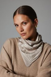 APASZKA THEA BEŻOWA One size - Flawless. Brązowe apaszki damskie Flawless, bez wzorów, eleganckie. Za 197.00 zł.