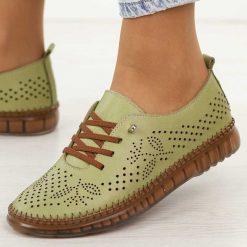 Zielone ażurowane skórzane półbuty damskie T.Sokolski 302. Zielone półbuty damskie Sokolski, bez wzorów, z jeansu, klasyczne, z okrągłym noskiem, bez obcasa, na płaskiej podeszwie. Za 259.00 zł.