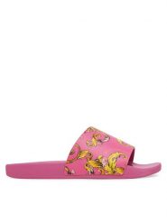 Versace Jeans Couture Klapki 78VA3SQ3 Różowy. Czerwone klapki damskie Versace Jeans Couture, bez wzorów, z jeansu, bez obcasa. Za 229.99 zł.