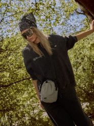 4F Bluza dresowa loose z nadrukiem damska - szara S. Czarne bluzy z kapturem damskie 4f, s, z dresówki. Za 169.99 zł.