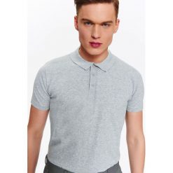 T-SHIRT POLO MĘSKI Z DZIANINY SWETROWEJ. Szare koszulki polo męskie TOP SECRET, na lato, m, bez wzorów, z dzianiny, bez ramiączek. W wyprzedaży za 29.99 zł.