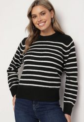 Czarny Sweter w Paski o Klasycznym Kroju Rialira. Czarne swetry klasyczne damskie Born2be, uniwersalny, z jeansu, bez kołnierzyka. Za 139.99 zł.