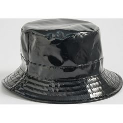Winylowy kapelusz bucket hat - Czarny. Czarne kapelusze damskie Sinsay, bez wzorów. Za 24.99 zł.