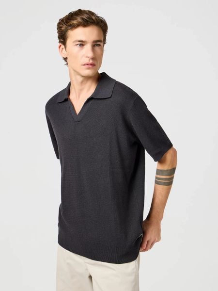 WRANGLER MĘSKA SWETER WRANGLER SS POLO SWEATER FADED BLACK 112364286. Czarne swetry męskie Wrangler, l, bez wzorów, bez kołnierzyka. Za 169.99 zł.