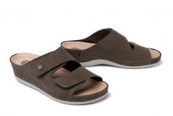 DR. BRINKMANN 700935-7 khaki, klapki profilaktyczne damskie. Zielone klapki damskie Dr. Brinkmann, bez wzorów, bez obcasa. Za 309.90 zł.