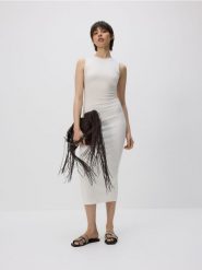 Sukienka z rozcięciem na plecach - biały. Białe sukienki damskie Reserved, l, bez wzorów, z dzianiny, bez kołnierzyka, bez ramiączek, maxi, dopasowane. W wyprzedaży za 39.99 zł.