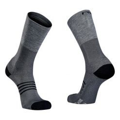 Skarpety rowerowe NORTHWAVE EXTREME PRO HIGH SOCK czarne. Czarne skarpetki męskie Northwave, bez wzorów. Za 88.00 zł.