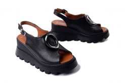 ARTIKER RELAKS 56C0108 czarne, sandały damskie. Czarne sandały damskie Artiker Relaks, z aplikacjami, bez obcasa, na koturnie. Za 170.94 zł.