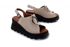 Artiker Relaks 56C0111 Beżowy, sandały damskie. Brązowe sandały damskie Artiker Relaks, bez wzorów, ze skóry, bez obcasa, na koturnie. Za 284.90 zł.