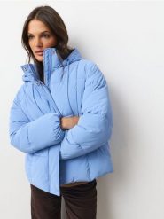 Pikowana kurtka puffer z kapturem i ściągaczami - niebieski. Niebieskie kurtki damskie Sinsay, l, bez wzorów, z kapturem. Za 79.99 zł.