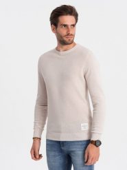 Sweter męski z teksturą i półokrągłym dekoltem - beżowy V6 OM-SWSW-0104 - XXL. Brązowe swetry męskie Ombre Clothing, m, z aplikacjami, z bawełny, bez kołnierzyka. W wyprzedaży za 59.99 zł.