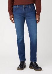 WRANGLER GREENSBORO MĘSKIE SPODNIE JEANSOWE GREEN FUZZ W15QMQ350. Zielone spodnie materiałowe męskie Wrangler, bez wzorów, z jeansu. Za 239.99 zł.