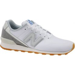 Szare Buty New Balance W WR996WA. Szare buty sportowe na co dzień damskie New Balance, bez wzorów, z materiału. W wyprzedaży za 349.00 zł.