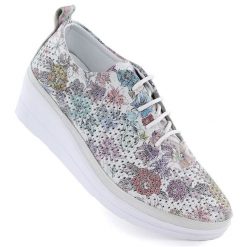 Skórzane półbuty damskie sportowe na koturnie ażurowe T.Sokolski W26-150. Czółenka damskie T.Sokolski, w ażurowe wzory, ze skóry, sportowe, bez obcasa, na koturnie. Za 319.99 zł.