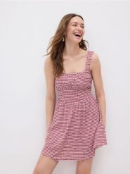 Sukienka mini w kratę vichy - bordowy. Czerwone sukienki damskie Reserved, l, bez wzorów, z dzianiny, bez kołnierzyka, bez ramiączek, mini, rozkloszowane. Za 89.99 zł.
