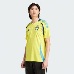Koszulka Sweden 24 Home. Żółte t-shirty sportowe męskie Adidas, xs, z materiału, bez ramiączek, do piłki nożnej. W wyprzedaży za 254.50 zł.