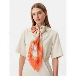 Szal Guess. Pomarańczowe szaliki i kominy damskie Guess, z aplikacjami. Za 299.99 zł.