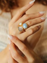 L'Atelier de Gaia Pozłacany pierścionek z kamieniami szlachetnymi i perłą rozmiar: onesize. Brązowe pierścionki damskie L'Atelier de Gaia, z opalem, pozłacane. Za 104.39 zł.