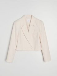 Krótki żakiet dwurzędowy - kremowy. Białe marynarki i żakiety damskie Sinsay, l, bez wzorów. Za 69.99 zł.