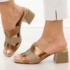 Beżowe skórzane klapki damskie na obcasie M.Daszyński 25134-3. Brązowe klapki damskie M.Daszyński, bez wzorów, ze skóry, bez obcasa, na obcasie. Za 199.00 zł.