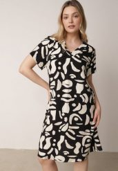 Czarna Pudełkowa Sukienka z Wiskozy z Dekoltem w Serek w Abstrakcyjny Wzór Cresom. Czarne sukienki damskie Born2be, do pracy, l, bez wzorów, z tkaniny, biznesowe, bez kołnierzyka, plus size, bez ramiączek, midi, kopertowe. Za 79.99 zł.