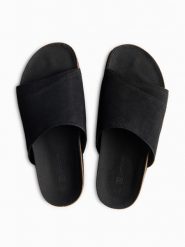 Męskie klapki z naturalnego zamszu na korkowej podeszwie - czarne V1. Czarne klapki i japonki męskie Ombre Clothing, z jeansu. W wyprzedaży za 229.99 zł.