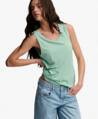 Superdry top z okrągłym dekoltem bawełna-lyocell w kroju relaxed – Hemlock Green. Zielone topy sportowe damskie Superdry., na lato, bez wzorów, z bawełny, bez ramiączek. Za 107.80 zł.