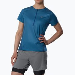 Koszulka do biegania damska Mizuno Trail Graphic Tee. Niebieskie bluzki sportowe damskie Mizuno, s, z materiału, bez kołnierzyka, bez ramiączek. Za 329.99 zł.