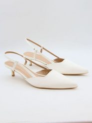 Bellucci Czółenka w kolorze białym z paskiem rozmiar: 36. Białe czółenka damskie Bellucci, bez wzorów, bez obcasa, na szpilce. Za 113.99 zł.