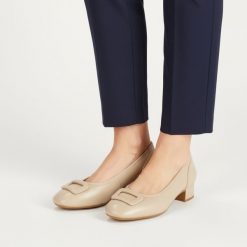 Czółenka damskie Rieker, stabilny niski obcas klasyczny fason zaokrąglony nosek elegancka klamra z przodu miękka wkładka, beżowe, 43453-62. Brązowe czółenka damskie Rieker, z aplikacjami, bez obcasa, na obcasie. Za 329.00 zł.