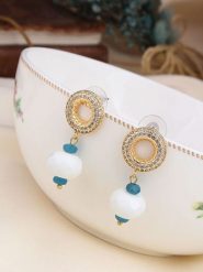 Pierres delicates Pozłacane kolczyki-wkrętki z kamieniami księżycowymi i cyrkoniami rozmiar: onesize. Białe kolczyki damskie Pierres delicates, z cyrkonią, pozłacane. Za 43.99 zł.