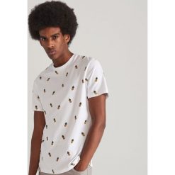 T-shirt ze strukturalnym nadrukiem - Biały. Białe t-shirty damskie Reserved, l, bez wzorów, bez kołnierzyka. Za 29.99 zł.