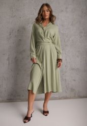 Zielona Koszulowa Sukienka z Wiskozy z Asymetrycznym Drapowaniem i Guzikiem Hetasa. Zielone sukienki damskie Renee, na co dzień, l, bez wzorów, z wiskozy, eleganckie, z asymetrycznym kołnierzem, bez ramiączek, asymetryczne. Za 119.99 zł.