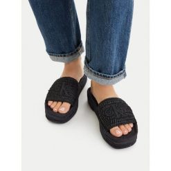 Klapki Calvin Klein. Czarne klapki damskie CALVIN KLEIN, bez wzorów, bez obcasa. Za 274.99 zł.