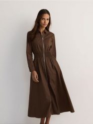 Bawełniana sukienka maxi z kołnierzykiem - brązowy. Brązowe sukienki damskie Reserved, l, bez wzorów, z bawełny, bez kołnierzyka, bez ramiączek, maxi, rozkloszowane. W wyprzedaży za 99.99 zł.