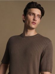 T-shirt z dodatkiem CIRCULOSE® - oliwkowy. Zielone t-shirty męskie Reserved, l, bez wzorów, z wiskozy, bez kołnierzyka. W wyprzedaży za 89.99 zł.