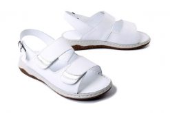 ARTIKER RELAKS 56C0459 biały, sandały damskie. Białe sandały damskie Artiker Relaks, bez wzorów, bez obcasa, na płaskiej podeszwie. Za 167.93 zł.