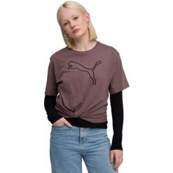 Koszulka damskie Puma Her Relaxed Graphic Tee Raisin. Fioletowe bluzki sportowe damskie Puma, bez wzorów, z bawełny, bez ramiączek. Za 290.00 zł.