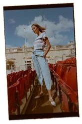 Spodnie kuloty błękitne. Niebieskie spodnie materiałowe damskie MOODO, bez wzorów, z lyocellu. Za 139.99 zł.