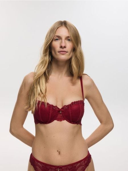 Biustonosz balkonetka z koronką - czerwony. Czerwone biustonosze Reserved, bez wzorów, z dzianiny. Za 69.99 zł.