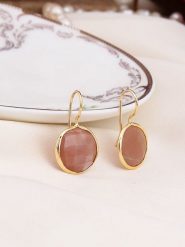 L'Atelier de Gaia Pozłacane kolczyki z kamieniami słonecznymi rozmiar: onesize. Różowe kolczyki damskie L'Atelier de Gaia, pozłacane, z zapięciem typu bigiel. Za 82.64 zł.