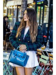 Victor & Hugo Paris Skórzana torebka "Jeny" w kolorze niebieskim - 25 x 19 x 7 cm rozmiar: onesize. Niebieskie torebki klasyczne damskie Victor & Hugo Paris, bez wzorów, z materiału, bez dodatków. Za 331.46 zł.