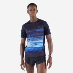 Koszulka do biegania męska Kiprun 900. Niebieskie t-shirty sportowe męskie KIPRUN, l, z materiału, bez ramiączek, do biegania. Za 139.99 zł.