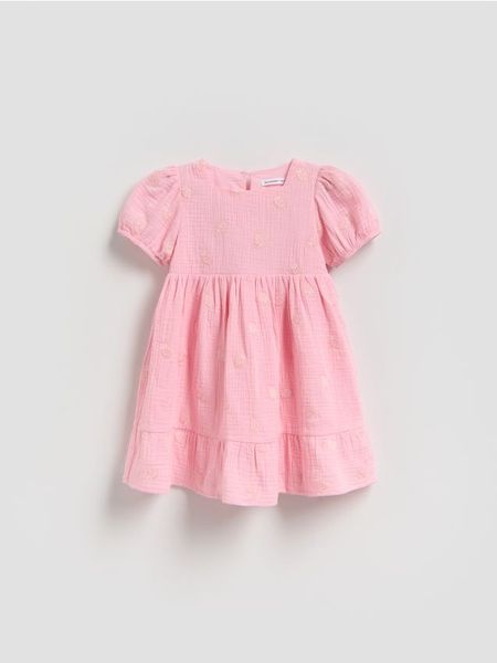 Muślinowa sukienka z haftem - pastelowy róż. Czerwone sukienki dziewczęce Reserved, bez wzorów, z bawełny, bez ramiączek. Za 79.99 zł.