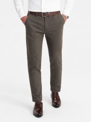 Klasyczne spodnie męskie chino z delikatną teksturą - khaki V2 - Rozmiar: M. Brązowe spodnie materiałowe męskie Ombre Clothing, bez wzorów, z bawełny, klasyczne. W wyprzedaży za 159.99 zł.