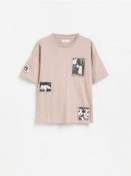 Bawełniany t-shirt z naszywkami - jasnoszary. Szare koszulki dziewczęce Reserved, z aplikacjami, z bawełny, bez ramiączek. Za 39.99 zł.
