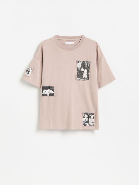 Bawełniany t-shirt z naszywkami - jasnoszary. Szare koszulki dziewczęce Reserved, z aplikacjami, z bawełny, bez ramiączek. Za 39.99 zł.